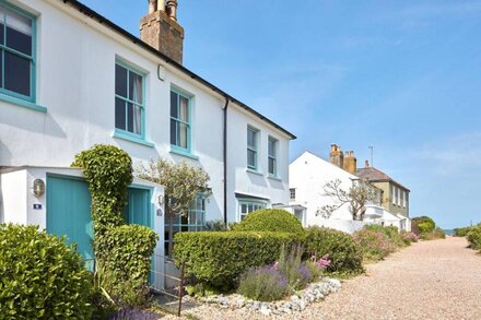 Boho-chic bolthole on the beach - Mariner's Cottage