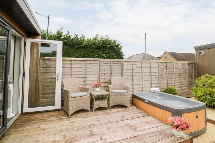 HYDRANGEA, romantic, character holiday cottage in Bretforton