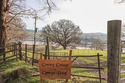 CYMRYD UCHAF, pet friendly, character holiday cottage in Conwy