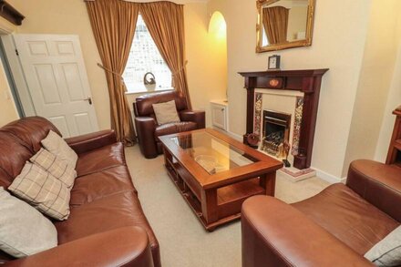 VICTORIA COTTAGE, pet friendly, character holiday cottage in Amble