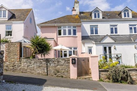 THE PINK HOUSE, pet friendly, with open fire in Stoke Fleming