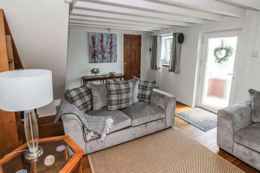 PENLANFACH COTTAGE, with open fire in Glanaman