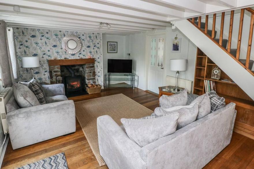 PENLANFACH COTTAGE, with open fire in Glanaman