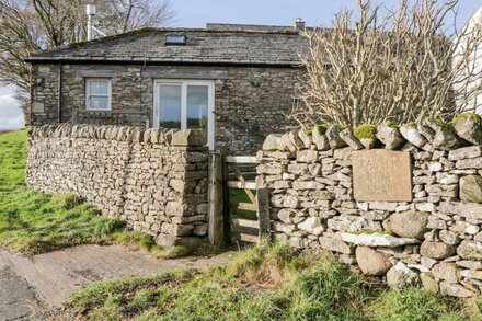 THE COW HOUSE, romantic, character holiday cottage in Shap