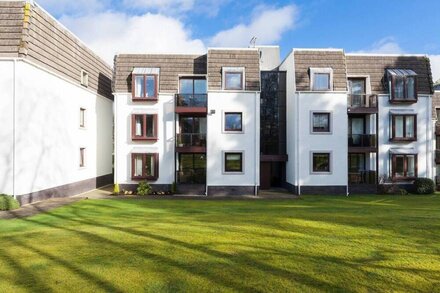 Tasteful top floor apartment next to Gleneagles