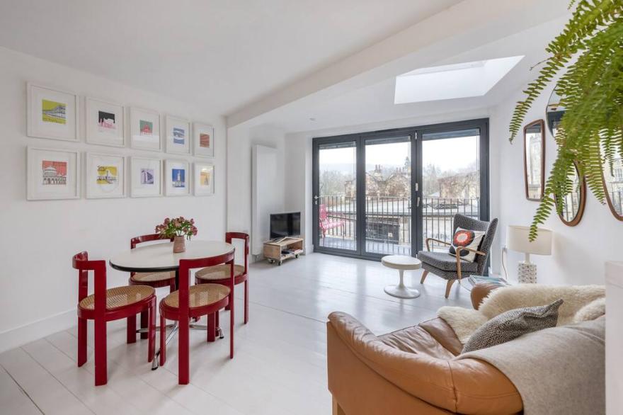 Luxury Mews House With Balcony & Parking In The Centre Of Bath