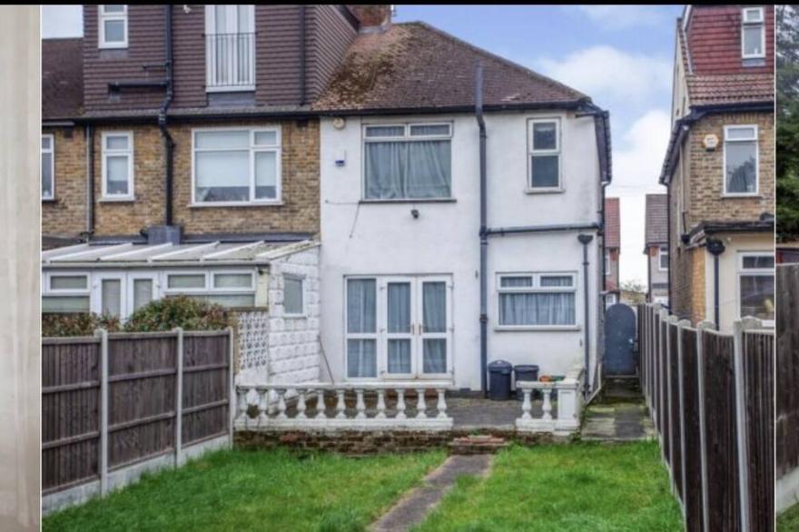 ENTIRE 3 BEDROOMS HOUSE TO YOURSELF,FREE PARKING.