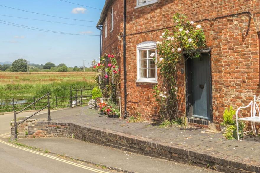 RIVER COTTAGE, Pet Friendly, Character Holiday Cottage In Tewkesbury