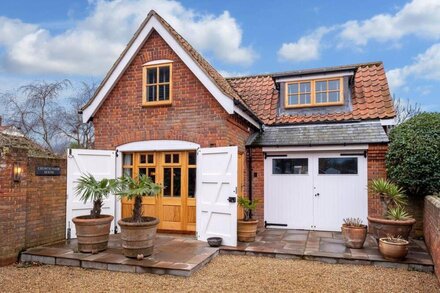 Church Farm Lodge - sleeps 4 guests  in 2 bedrooms