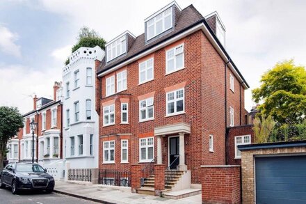 Chic, Arty Apartment with Garden Patio in Hampstead