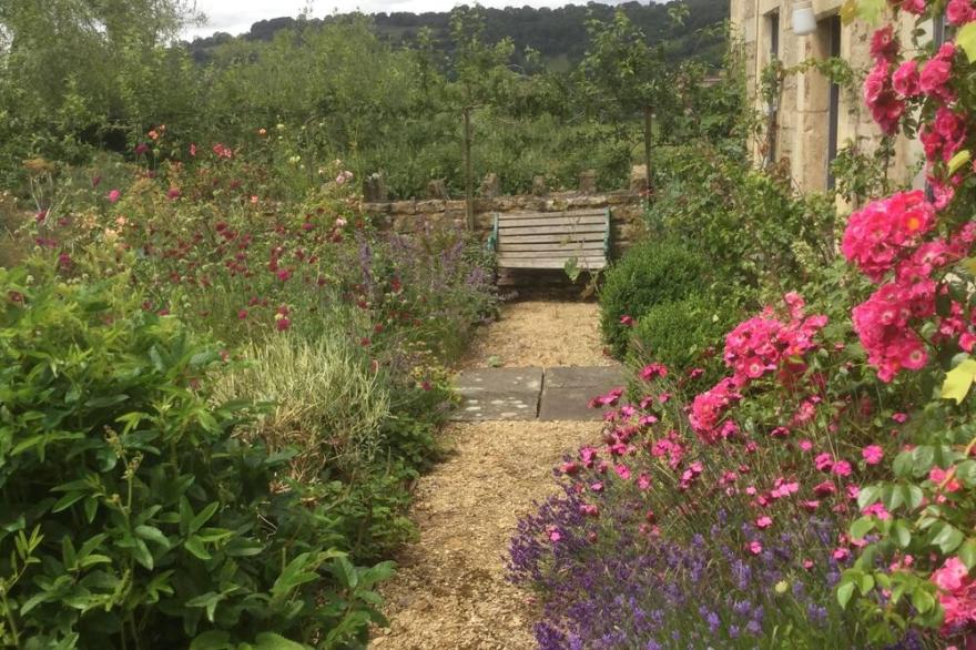 Large Boutique Holiday House with New hot tub near Bath