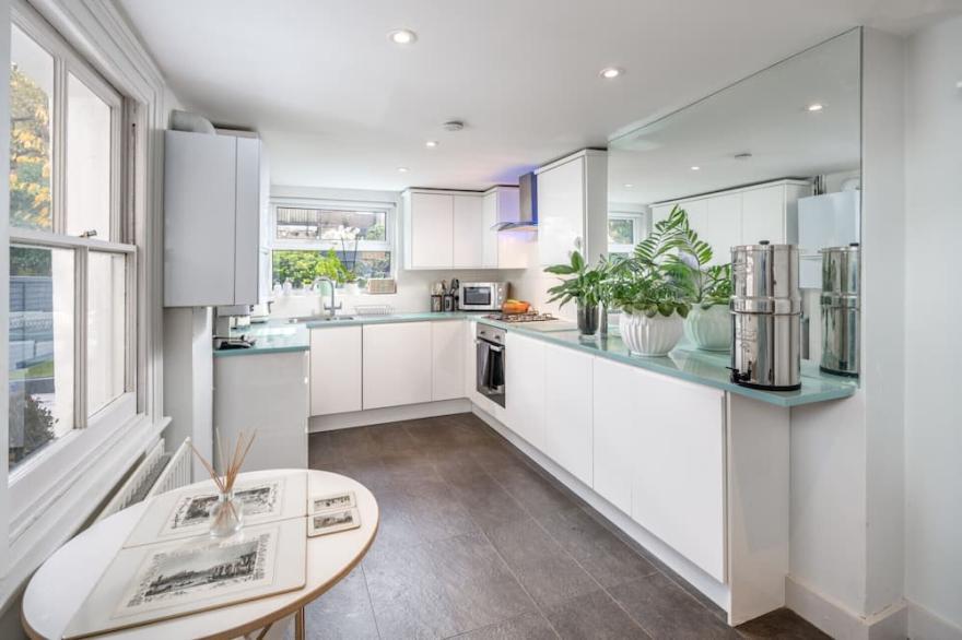 Superb 4-bedroom house w/ private garden in Clapham