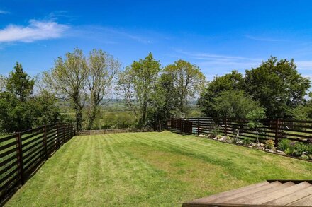 FOXGLOVE COTTAGE, pet friendly, country holiday cottage in Whitland