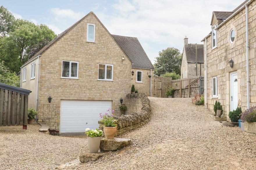 FARM VIEW LODGE, family friendly, with a garden in Painswick