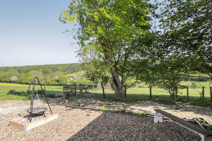 THE SHEPHERDS HUT AT MARLEY, pet friendly in Barham, Kent