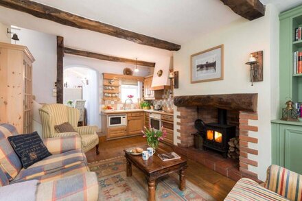 COBBLES HOUSE, family friendly, with open fire in Whitby