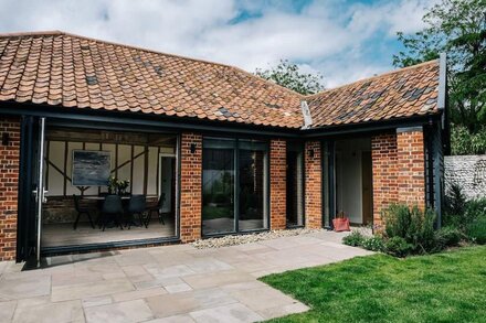 Stunning luxury barn in rural Suffolk - sleeps 2-6