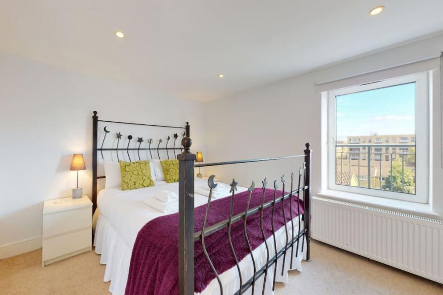 Sunny and quiet 2 bed Penthouse flat in Haggerston