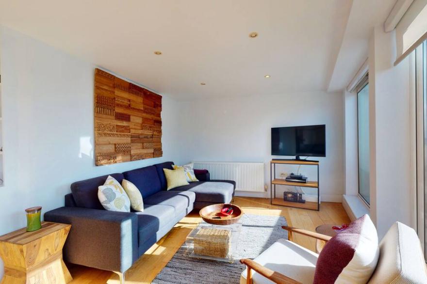 Sunny and quiet 2 bed Penthouse flat in Haggerston