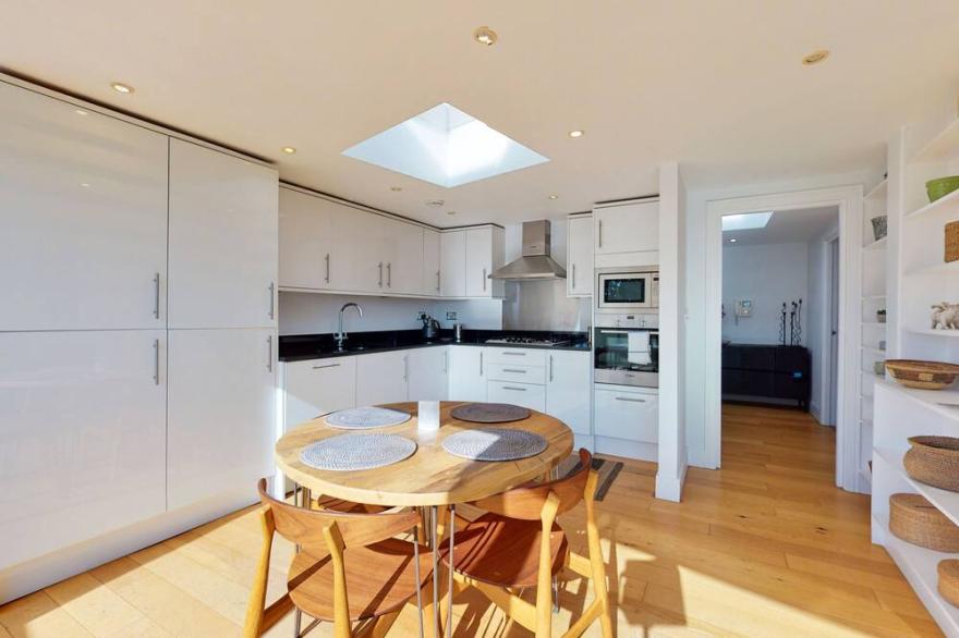 Sunny and quiet 2 bed Penthouse flat in Haggerston