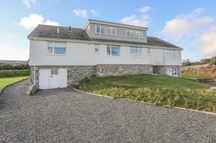 BRAID APARTMENT, pet friendly, with a garden in Trearddur Bay