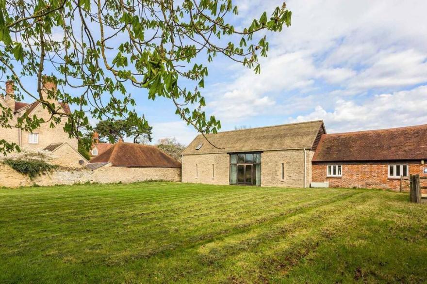 Large 5 Bedroom Holiday Let In The Cotswolds - The Barn