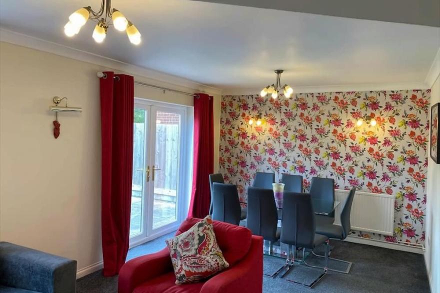 Exclusive Cambridge 4 Bed House With Garden, Free Parking And Sleeps 10