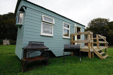 Showman's Hut @ Westcote