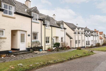 ELDER COTTAGE, family friendly, with a garden in Craobh Haven