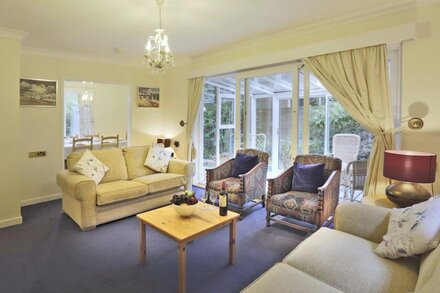 Manor Lodge - Three Bedroom House, Sleeps 5