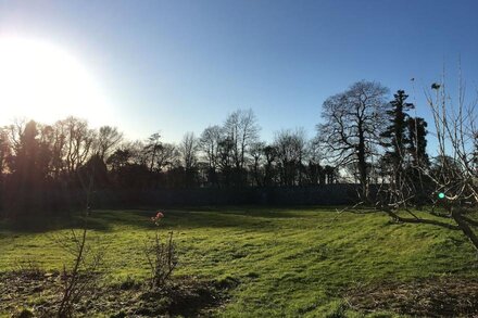 Garden Cottage with private enclosed walled garden