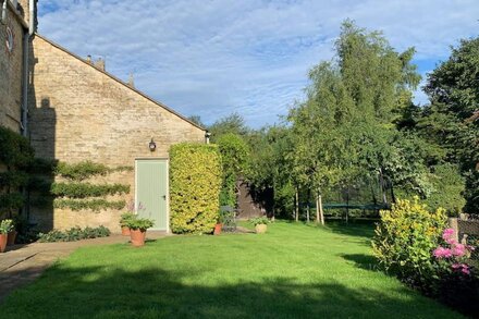 Garden Barn - studio style converted barn with garden