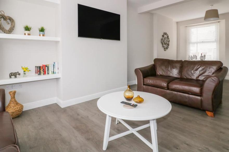 SEASCAPE, pet friendly, luxury holiday cottage in Newquay