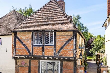 Historic Cottage in village very close to Canterbury