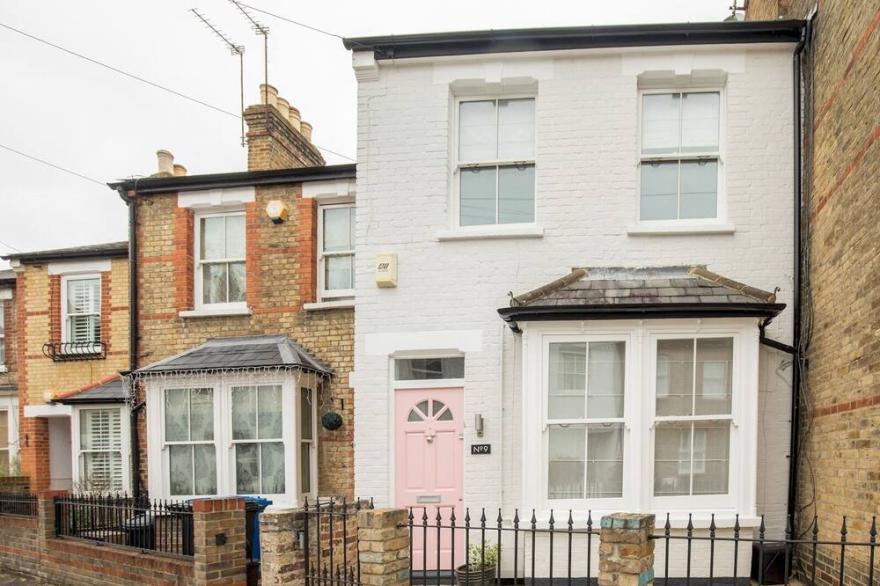 Pass The Keys | Cheerful Roomy 6 Sleeper  In Central Windsor With Garden