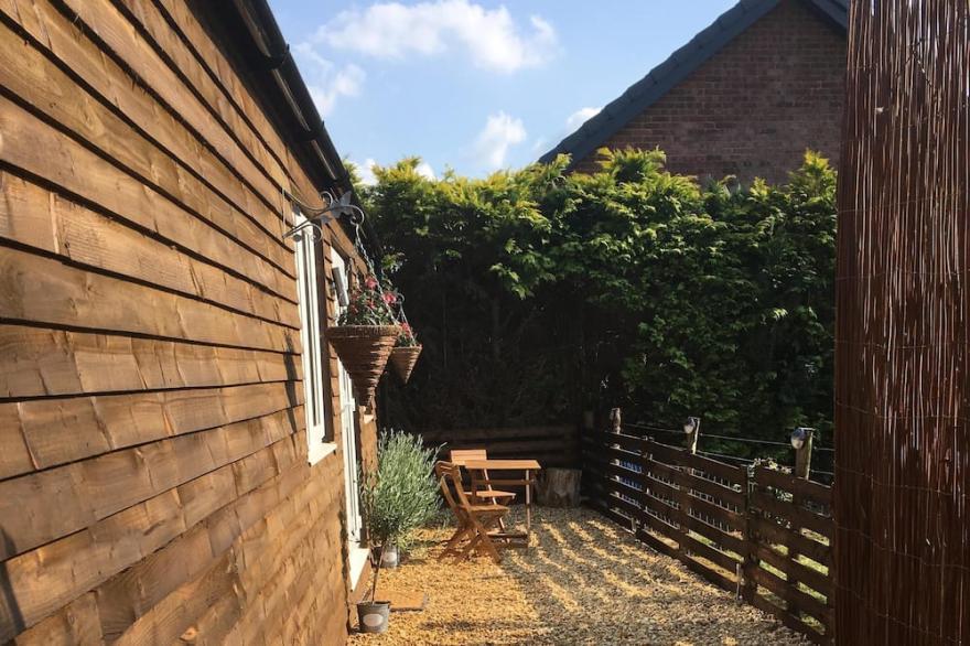 Lovely Wooden Lodge, Lovely  Views Over An Orchard,outside Seating,