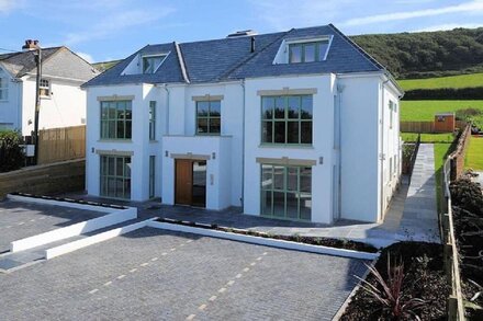 2 Point View - AWARD WINNING Apartment with Private Hot Tub / near Croyde Bay