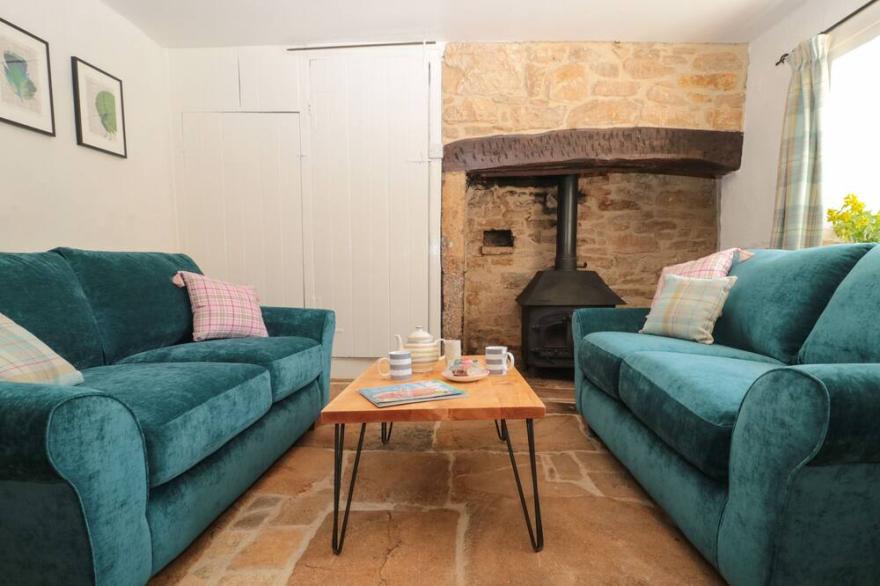 BUTTON COTTAGE, pet friendly, character holiday cottage in Tintinhull