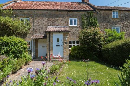 BUTTON COTTAGE, pet friendly, character holiday cottage in Tintinhull