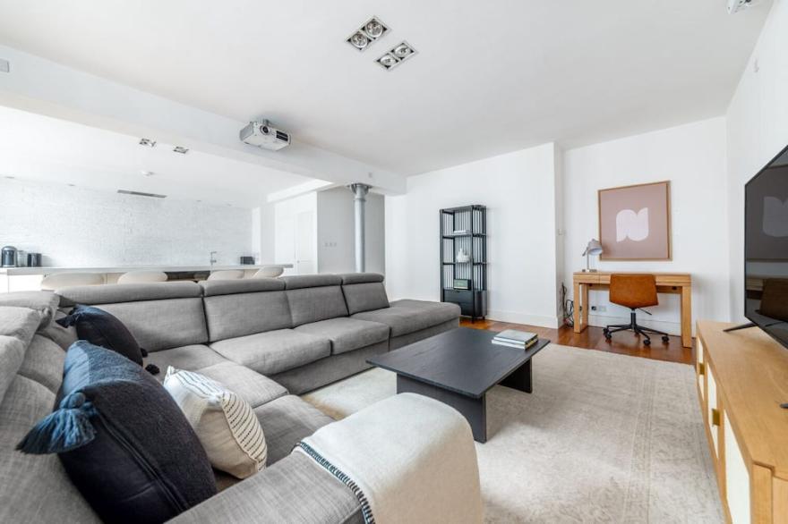 Modern Trendy Clerkenwell 2BR, nr. Barbican, by Blueground