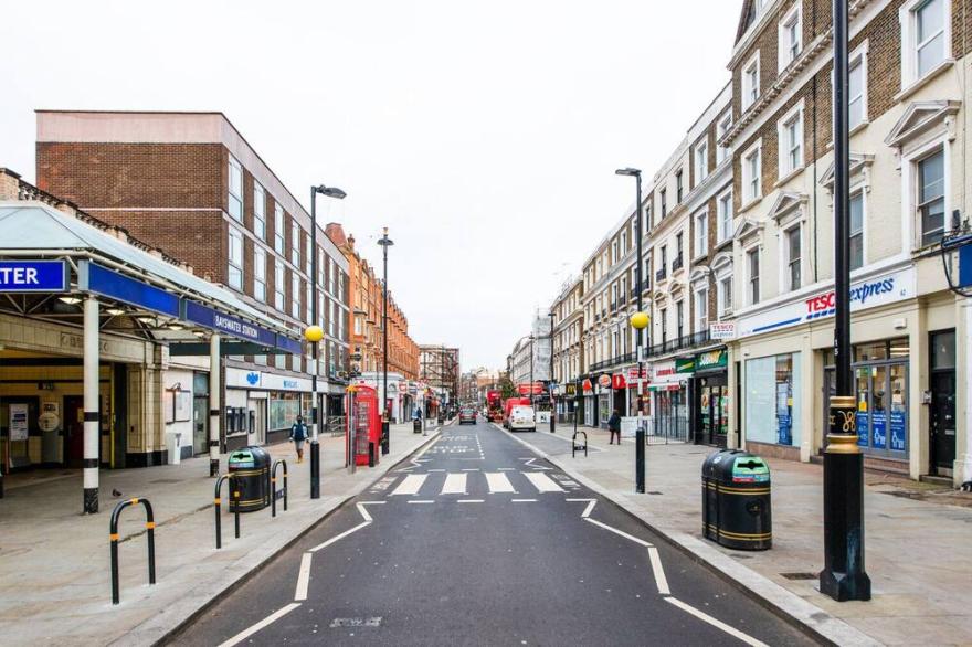 Cosy Bayswater 1 BR on Queensway opp. Underground stn, by Blueground