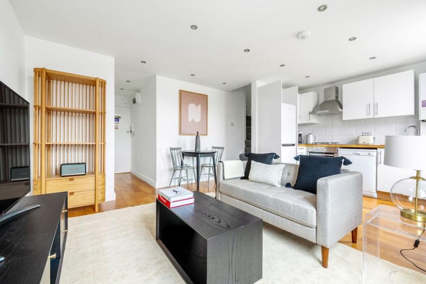 Cosy Bayswater 1 BR on Queensway opp. Underground stn, by Blueground