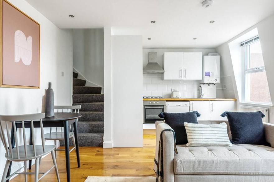 Cosy Bayswater 1 BR on Queensway opp. Underground stn, by Blueground