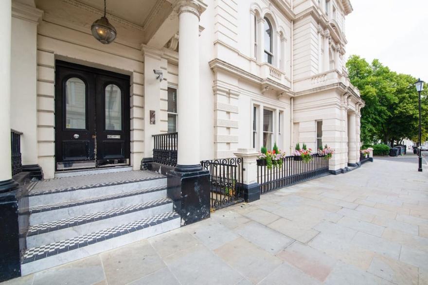 Sophisicated Knightsbridge 1BR Duplex, nr. Hyde Park, by Blueground