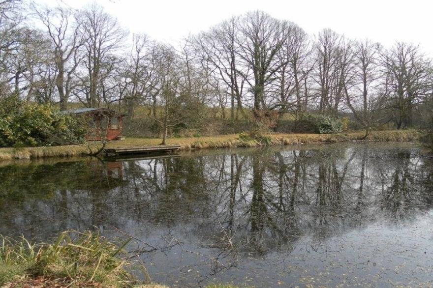 ROBIN COTTAGE IN THE HEART OF COUNTY ANTRIM .