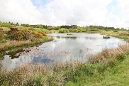 LLYN CAE TY NANT FISHERY HOLIDAY LET, with hot tub in Llangeitho