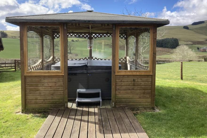 Stunning Log Cabin Iwrch With Private Hot Tub