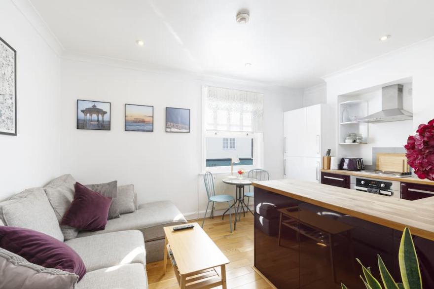 Trendy Central 1 Bed Flat With Roof Terrace
