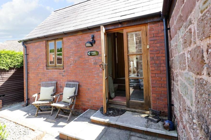 THE CIDER LOFT, pet friendly in Whitchurch, Herefordshire