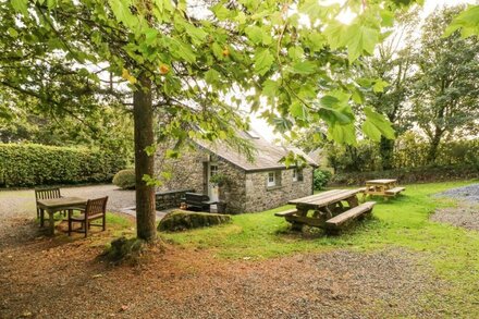 RAFTERS COTTAGE, pet friendly, with pool in Maenclochog